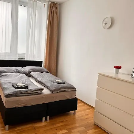 Spacious 4-room For 6 - Near Subway