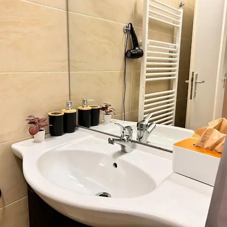 Spacious 4-room For 6 - Near Subway Apartment
