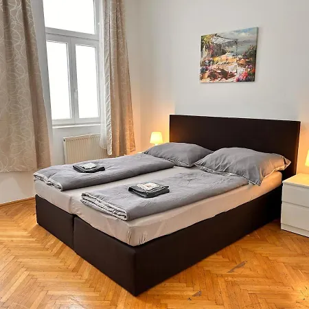 Spacious 4-room For 6 - Near Subway Apartment