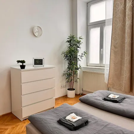 Apartment Spacious 4-room For 6 - Near Subway