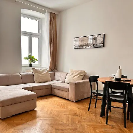 Spacious 4-room For 6 - Near Subway *