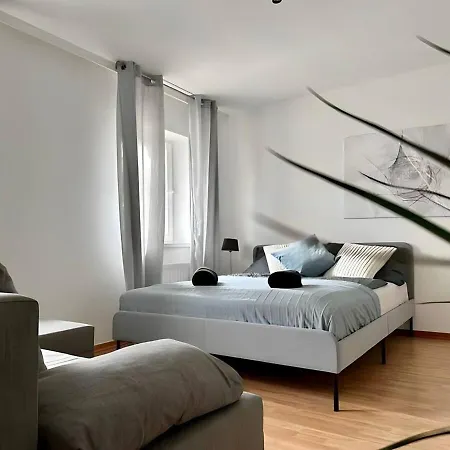 Perfect Location, 2 Min To Main Station, Long Term Apartmán