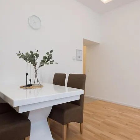 Close To Schoenbrunn I Bright Flat, Fast Wifi *