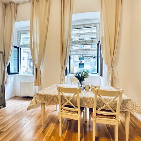 Apartment Comfortable Apt, 15 Minutes To Rathausplatz