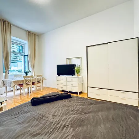 Apartment Comfortable Apt, 15 Minutes To Rathausplatz