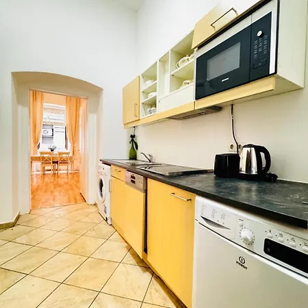 Comfortable Apt, 15 Minutes To Rathausplatz Apartment *