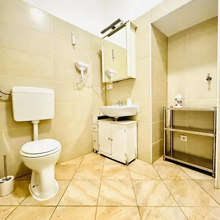 Comfortable Apt, 15 Minutes To Rathausplatz Apartment *