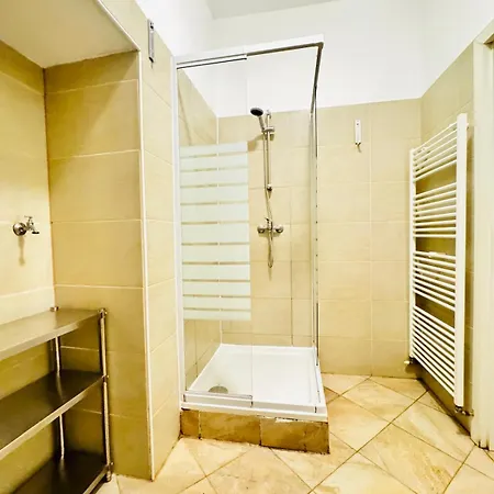 Comfortable Apt, 15 Minutes To Rathausplatz Apartment *