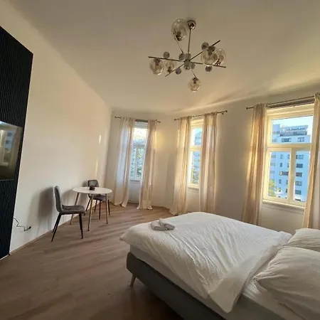 Schoenbrunn Kingsiz Bed Vienna