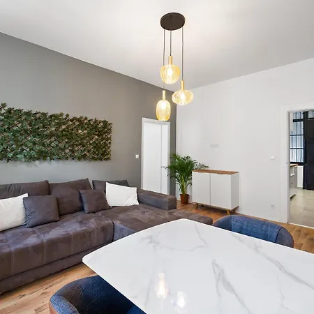 Maximilian Apartment *