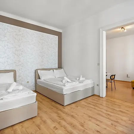 Maximilian Apartment