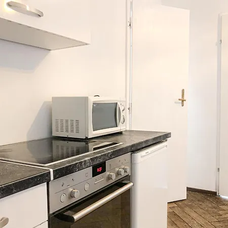 Prime Location Chic Apt, Near Akh Hospital *
