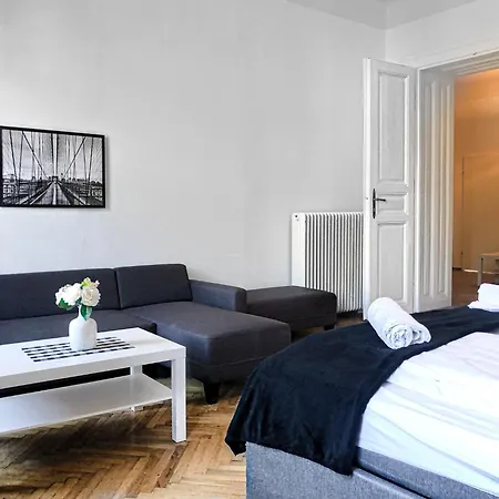 Prime Location Chic Apt, Near Akh Hospital *