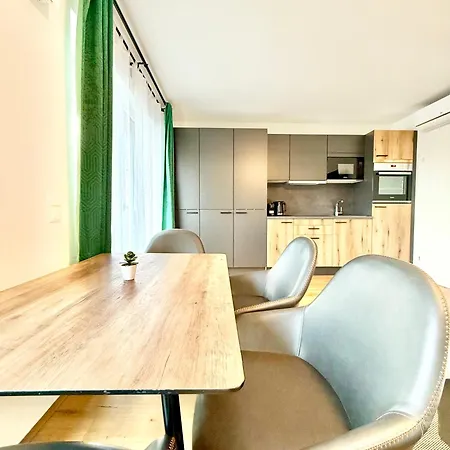 Mit Balkon Und Parkplatz *