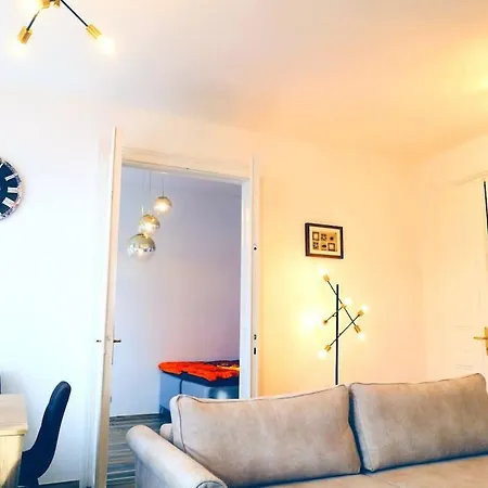 King Bed Free Parking Fast Wifi Pet Friendly Apartment