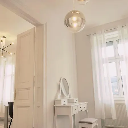 King Bed Free Parking Fast Wifi Pet Friendly * Vienna