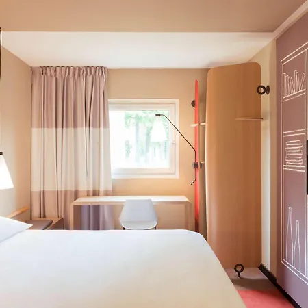 Ibis Hauptbahnhof Hotel 3*