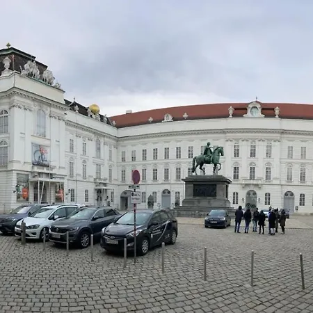 Sissi In Center Of * Vídeň