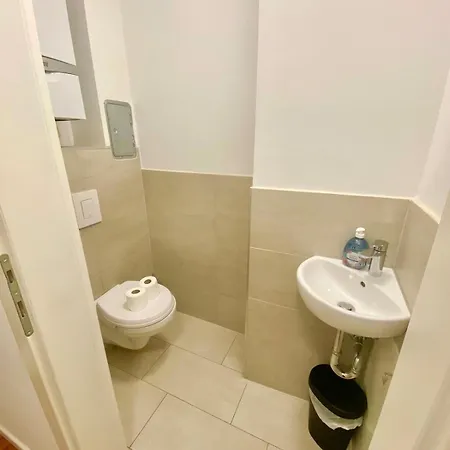 Spacious Modern 2 Bedroom Appartamento *