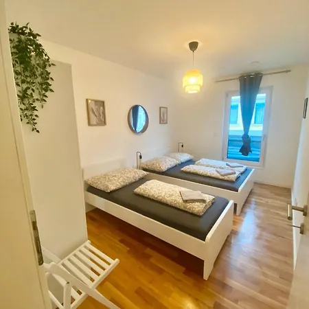 Spacious Modern 2 Bedroom *