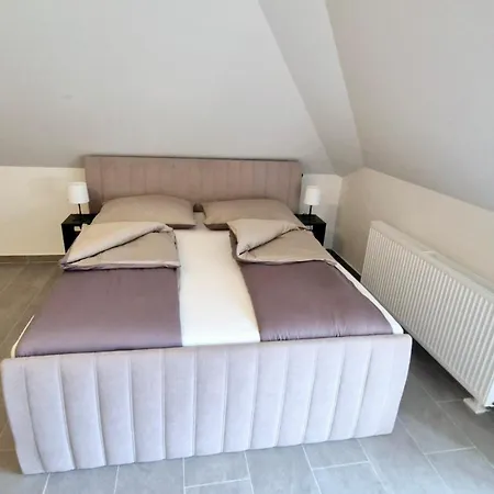 Moderne Mit Klima, Perfekter Anbindung Ins Zentrum Und Kostenlose Parkplaetze! *