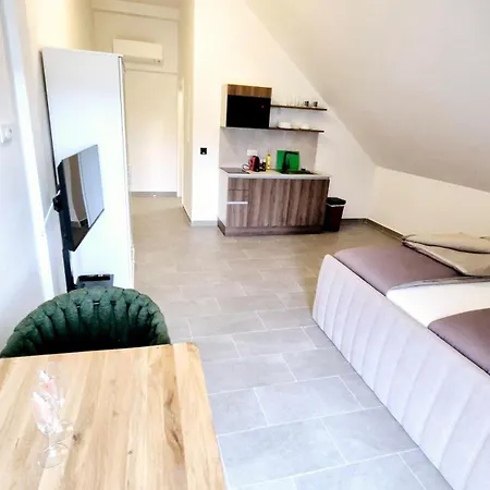 Moderne Mit Klima, Perfekter Anbindung Ins Zentrum Und Kostenlose Parkplaetze! *