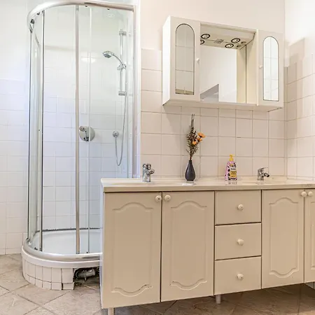 Comfy 3br With Garden, Up To 10 People