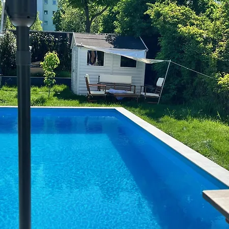 Jaeger Mit Pool In Villa *