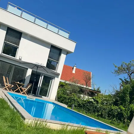 Villa Jaeger Mit Pool In *
