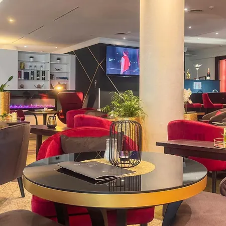 Plaza Premium Hotel 4*
