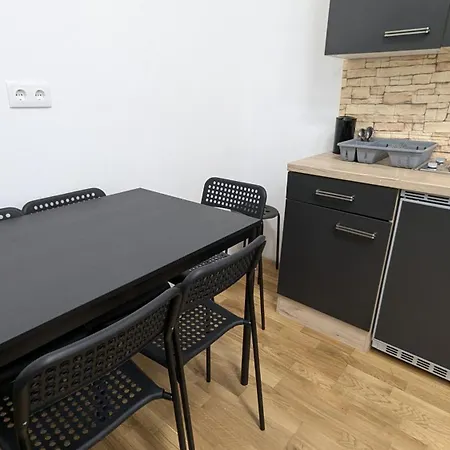 公寓 Spacious In A Lively Area *