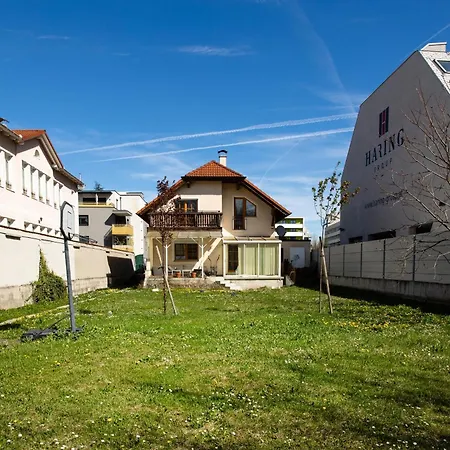 Prázdninový dům 4-bedroom House & Large Garden Vídeň