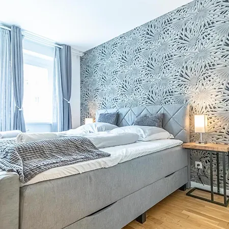 Sweet 1br & 1lr With Balcony, 9-min To Center Apartament *