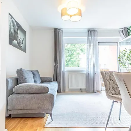 Sweet 1br & 1lr With Balcony, 9-min To Center *