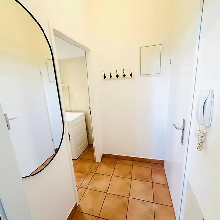 1 Min To Metro I Balcony I 20 Min To Inner Apartment *