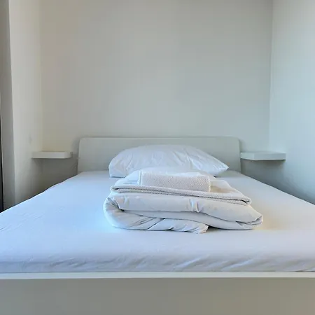 Apartment Modern 4 Bedroom Penthouse With Free Parking
