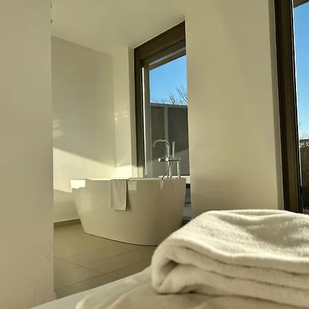 Apartment Modern 4 Bedroom Penthouse With Free Parking *