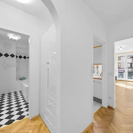 Near Schloss Schoenbrunn Parking Free Apartment