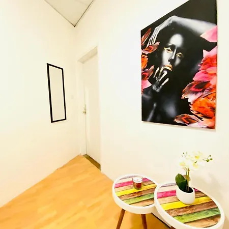 Sweet 3-bedroom Shared In A Quiet Neighborhood Apartment *
