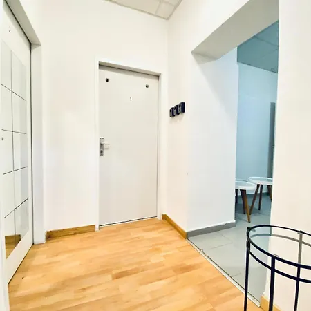 Sweet 3-bedroom Shared In A Quiet Neighborhood *