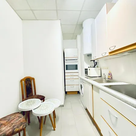 Sweet 3-bedroom Shared In A Quiet Neighborhood Apartment *