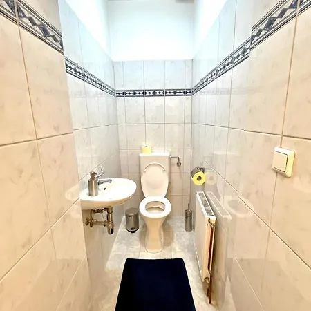 Charming Fully Furnished In Apartment
