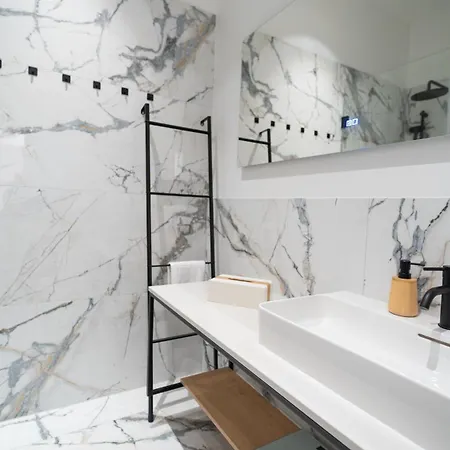 Door No 5 By Gt7 Hospitality *