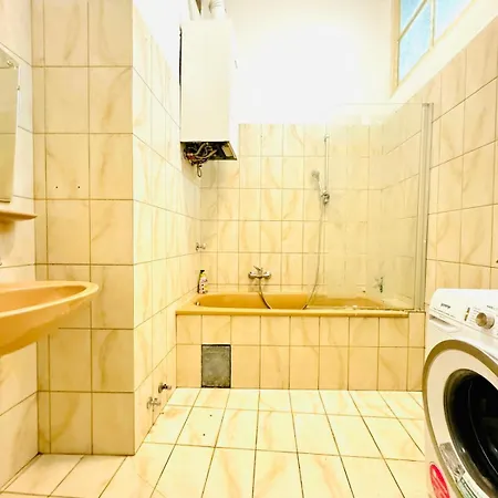Cozy 9br Shared Apartment, Only 12min Walk To Augarten