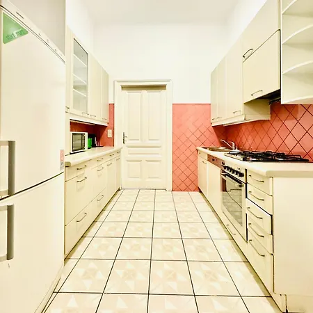 Cozy 9br Shared Apartment, Only 12min Walk To Augarten Apartamento