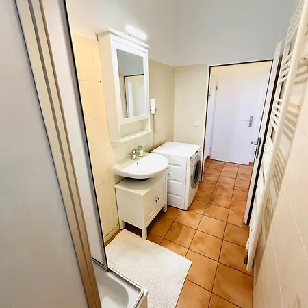 1 Min To Metro I Balcony I 20 Min To Inner Apartment Vienna