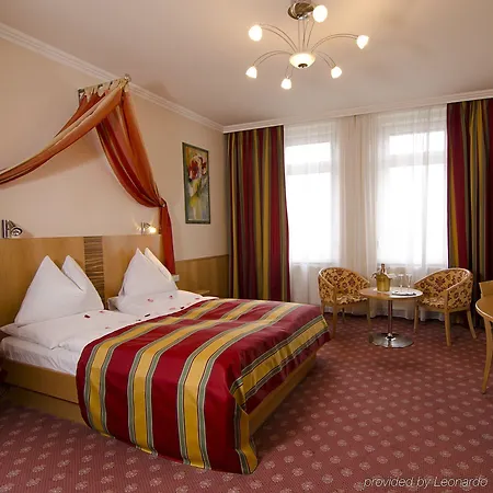 Cryston Hotel