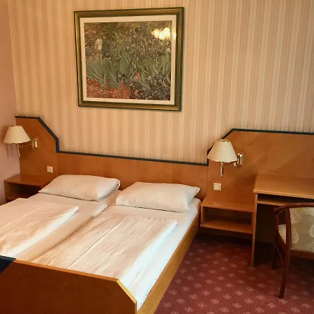 Cryston Hotel