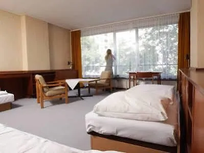 Academia 2* Bécs