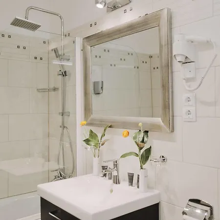 Carlton Opera Aparthotel 3*